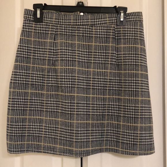 Plaid Mini Skirt 💛🖤 Clueless vibes - Picture 8 of 9